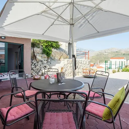 Cozy Apartment In Split With Kitchen *