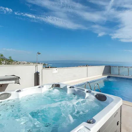 Cozy Apartment In Split With Kitchen