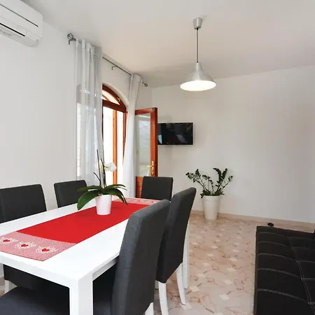 Cozy Apartment In Split With Kitchen *