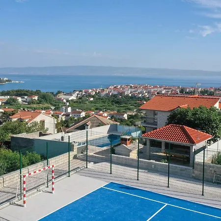 Cozy Apartment In Split With Kitchen *