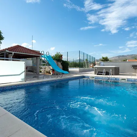 Cozy Apartment In Split With Kitchen