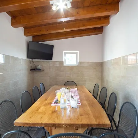 Cozy Apartment In Split With Kitchen *