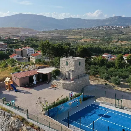 Cozy Apartment In Split With Kitchen Apartment *
