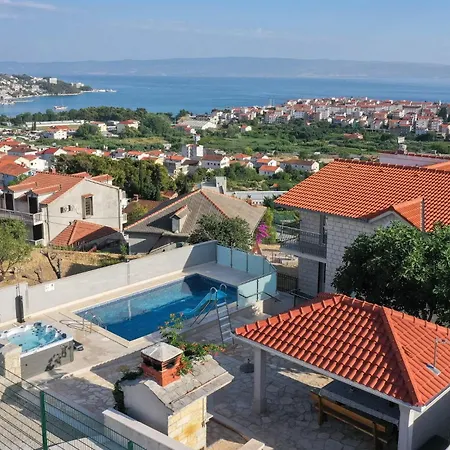 Apartman Cozy Apartment In Split With Kitchen *