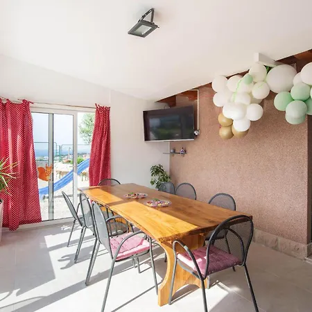 Cozy Apartment In Split With Kitchen